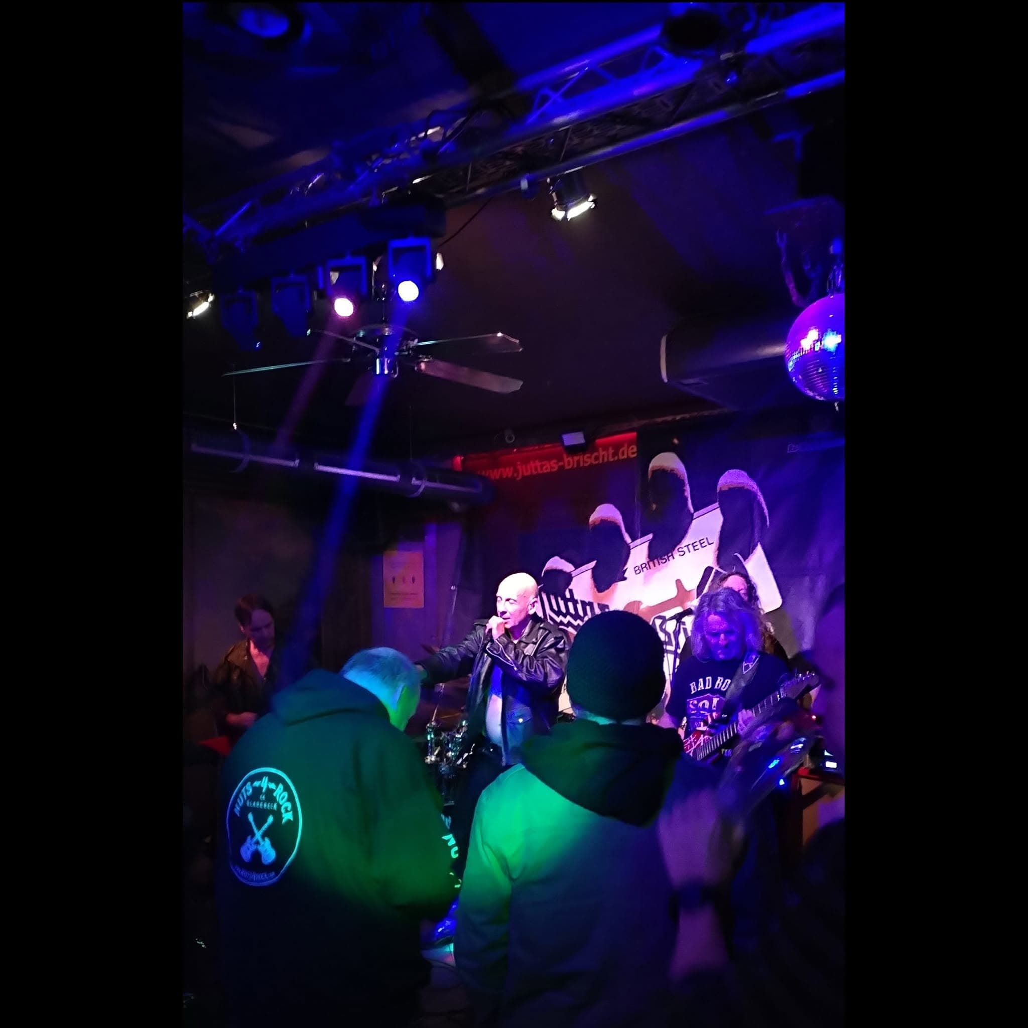 Feiernde Gäste bei einer wilden Nacht in Joe's Garage Kassel