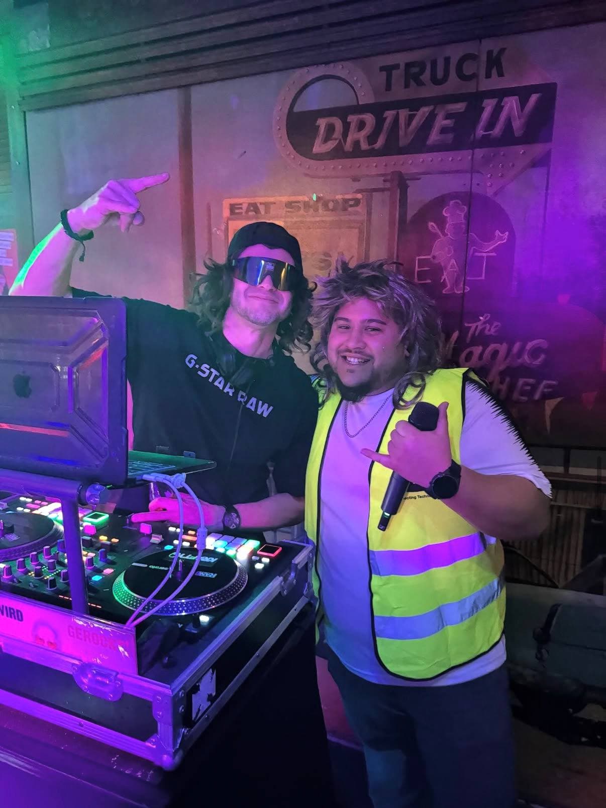 DJ Night in Joe's Garage Kassel – vor dem Truck Drive In Wandbild