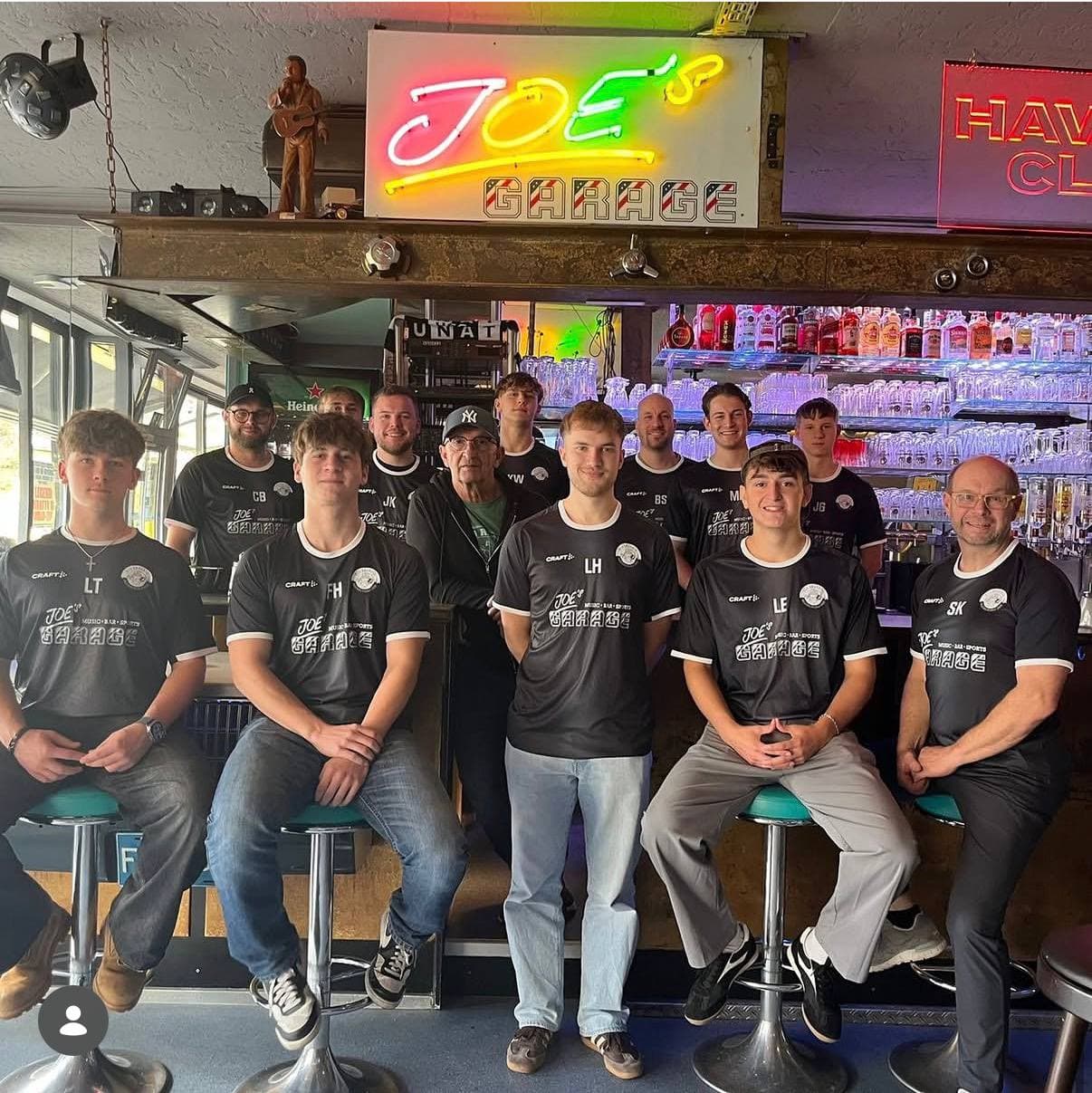 Die 2. Männermannschaft der HSG Baunatal in den von Joe's Garage gesponserten Trikots vor der Bar